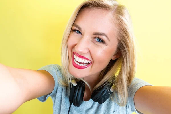 Mujer joven feliz con auriculares —  Fotos de Stock