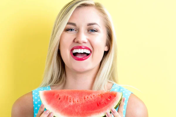 Šťastná mladá žena držící meloun — Stock fotografie