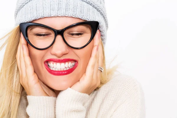 Jovem mulher feliz em roupas de inverno — Fotografia de Stock