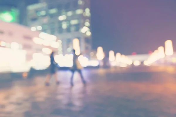 Размытый абстрактный фон людей в городе ночью — стоковое фото