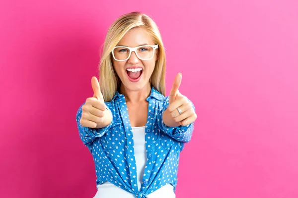 Glückliche junge Frau gibt Daumen hoch — Stockfoto