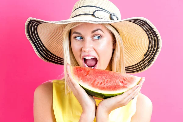 Feliz joven mujer sosteniendo sandía —  Fotos de Stock