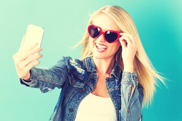 Genç bir kadın selfie çekiyor. 