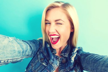 Genç bir kadın selfie çekiyor. 