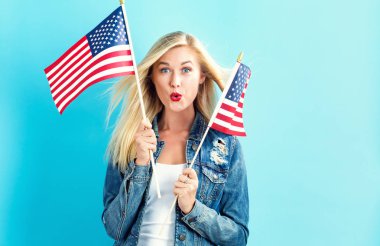 Genç kadın holding Amerikan bayrağı