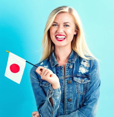 Genç kadın holding Japon bayrağı