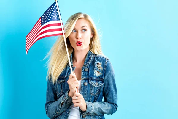 Jovem mulher segurando bandeira americana — Fotografia de Stock