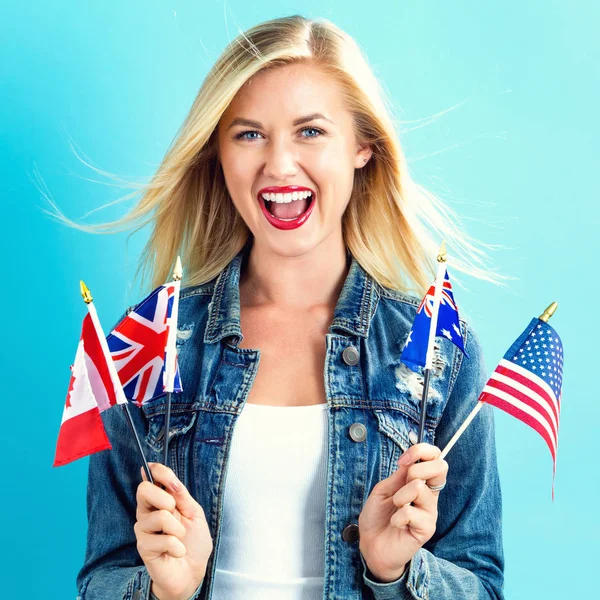 Mulher com bandeiras de países de língua inglesa — Fotografia de Stock