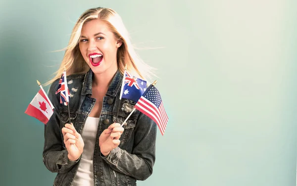 Femme avec des drapeaux des pays anglophones — Photo