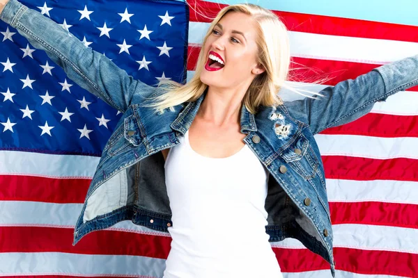 Fiatal nő gazdaság amerikai zászló — Stock Fotó