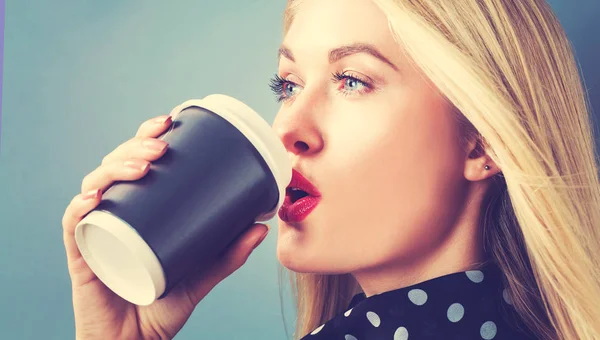 Jonge blonde vrouw koffie drinken — Stockfoto