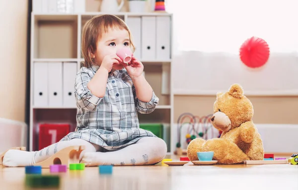 Oyuncaklarla oynayan kız — Stok fotoğraf