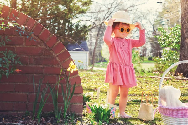 Chica en gafas de sol jugando al aire libre —  Fotos de Stock