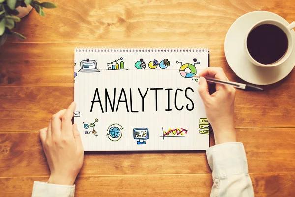 Kalem tutan kişi ile Analytics metin