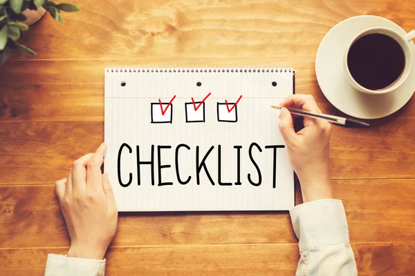 Kalem tutan kişi metinle denetim listesi