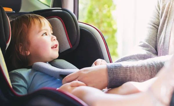 Kleuter meisje in auto — Stockfoto