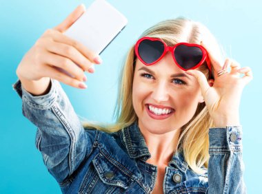 Kadın selfie çekiyor. 