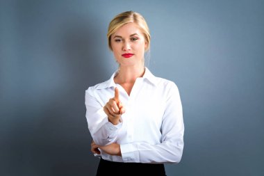 Genç kadın işaret ediyor  