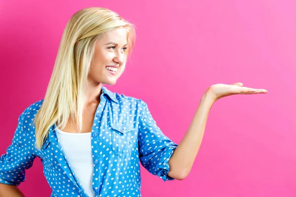 Mujer mostrando gesto de mano —  Fotos de Stock
