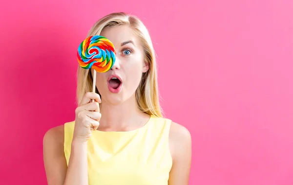 Kvinna anläggning lollipop — Stockfoto