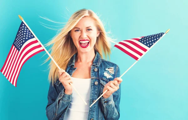 Vrouw bedrijf Amerikaanse vlaggen — Stockfoto