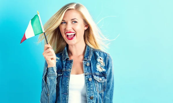 Vrouw bedrijf Italiaanse vlag — Stockfoto