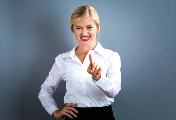 Mujer joven señalando — Foto de Stock