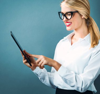 Tablet kullanan kadın 