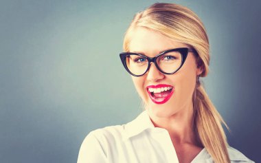 Gülümseyen genç kadın 