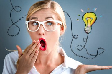 İş kadını ampul ile