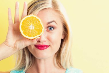 Turuncu yarı tutan kadın