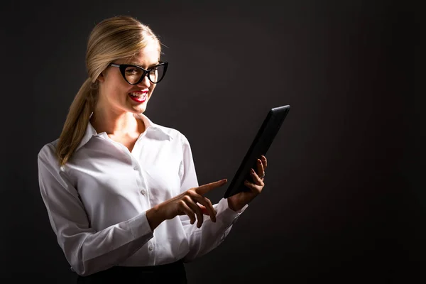 Vrouw die tablet gebruikt — Stockfoto