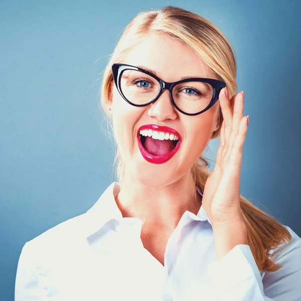 Jonge vrouw glimlachen — Stockfoto