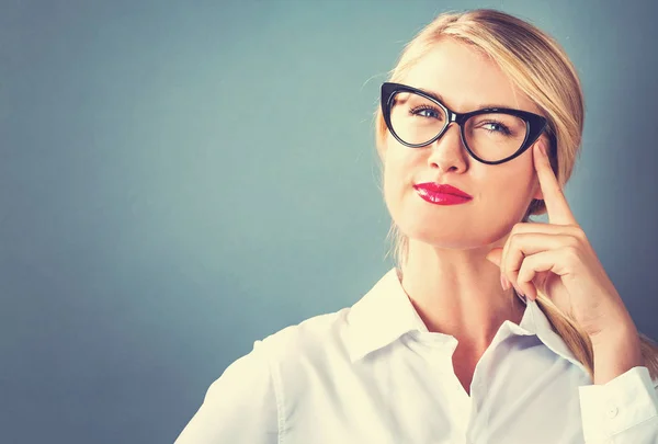 Vrouw hoofd aan te raken — Stockfoto