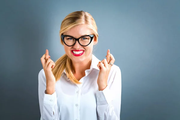 Frau drückt die Daumen — Stockfoto