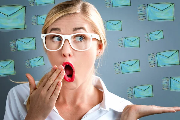 Mujer de negocios con correos electrónicos — Foto de Stock