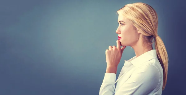 Vrouw aanraken kin — Stockfoto