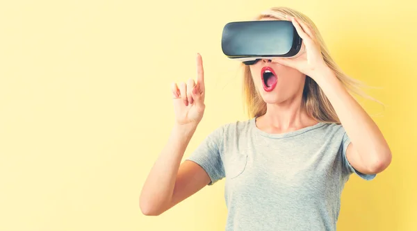 Virtuális valóságot használó nő — Stock Fotó