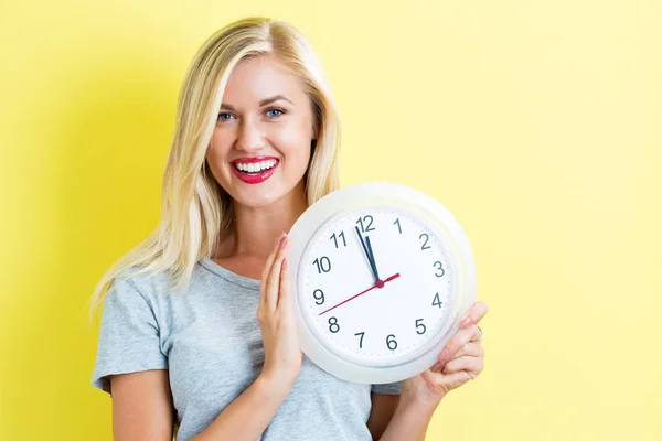 Mujer sosteniendo reloj — Foto de Stock