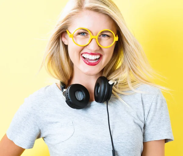 ผู้หญิงที่มีหูฟังในแว่นตา — ภาพถ่ายสต็อก