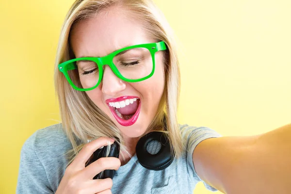 Frau mit Kopfhörer in Brille — Stockfoto