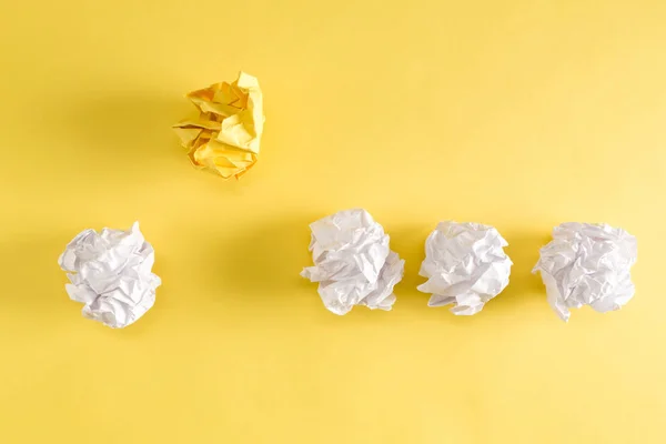 Gekromde papieren ballen — Stockfoto