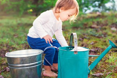 sulama olabilir ile oynarken yürümeye başlayan çocuk kız