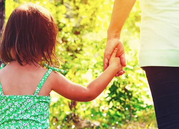 Niña pequeña cogida de la mano con madre —  Fotos de Stock