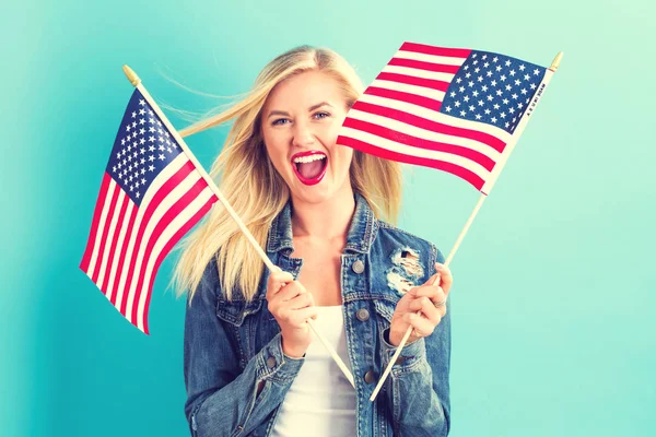 Jovem mulher segurando bandeira americana — Fotografia de Stock
