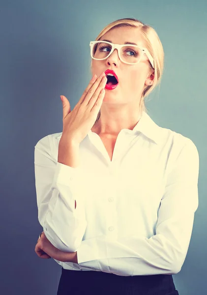 Молодая деловая женщина зевает — стоковое фото
