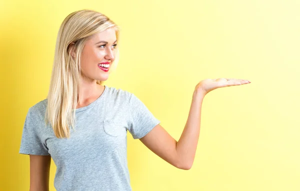 Mujer joven señalando — Foto de Stock