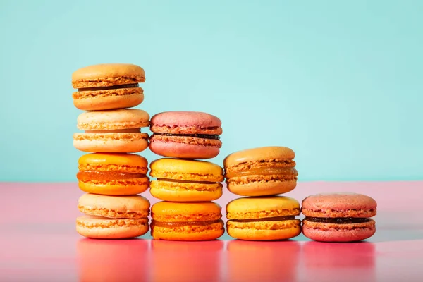 Parlak pastel arka plan üzerinde renkli macarons — Stok fotoğraf