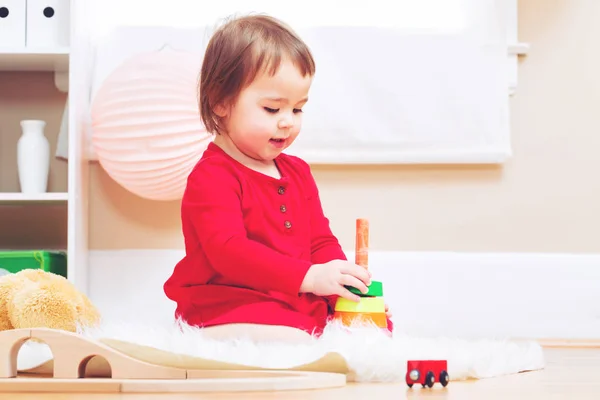 Niña jugando con juguetes — Foto de Stock