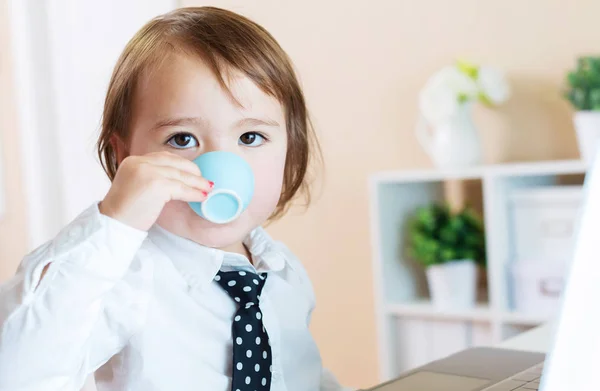 Toddler girl drinking from mug — Stock Photo, Image